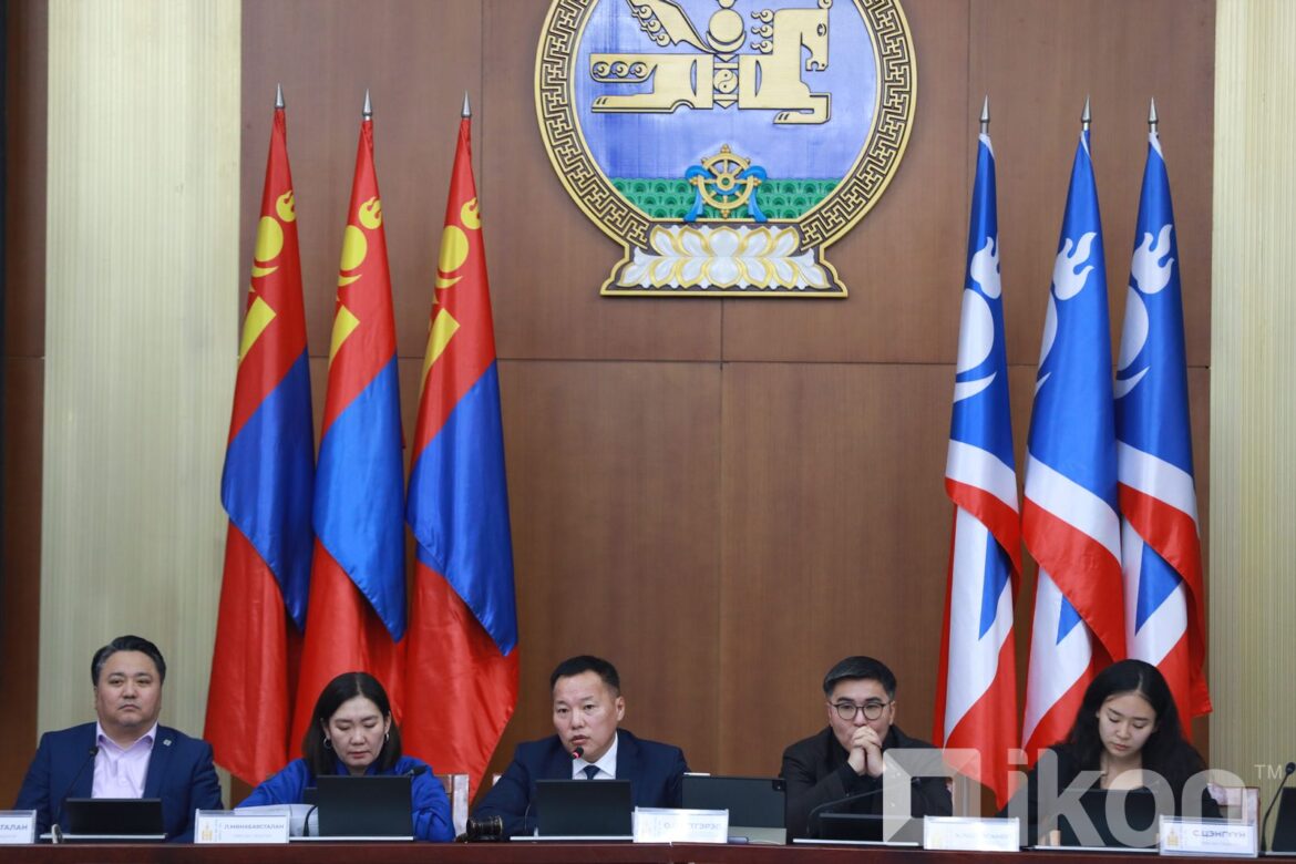 Л.Оюун-Эрдэнээс