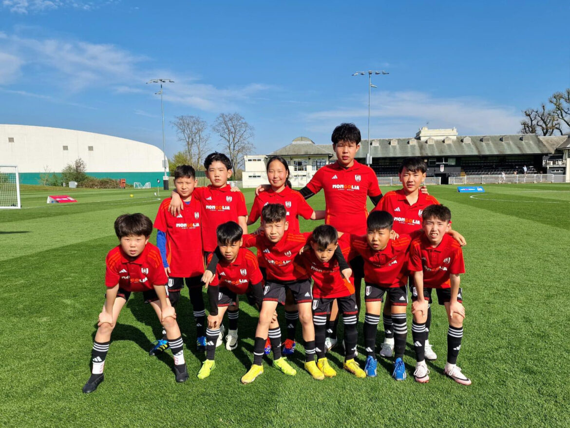 Монгол хүүхдүүд хөлбөмбөгийн Фулхэм, Ливерпүүл багийн тоглолтыг урилгаар үзжээ