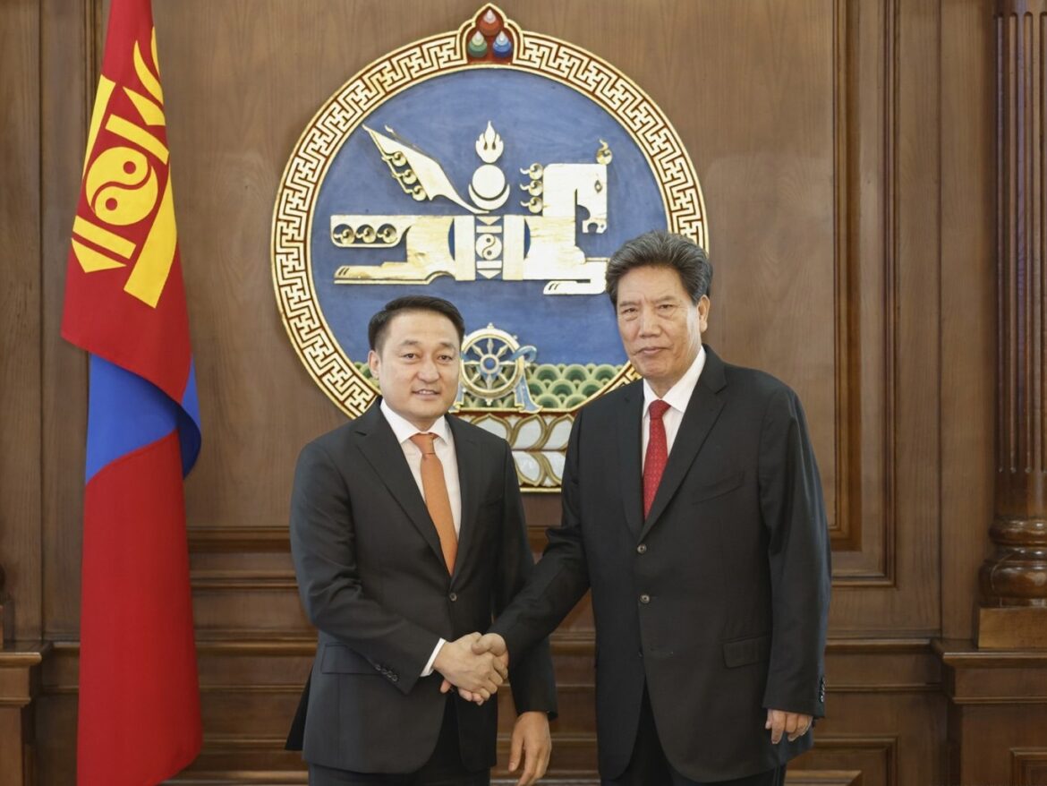 УИХ-ын дарга Д.Амарбаясгаланд Бүх Хятадын Ардын Төлөөлөгчдийн Их Хурлын Байнгын Хорооны дэд дарга Луосан Жянцүнь бараалхлаа