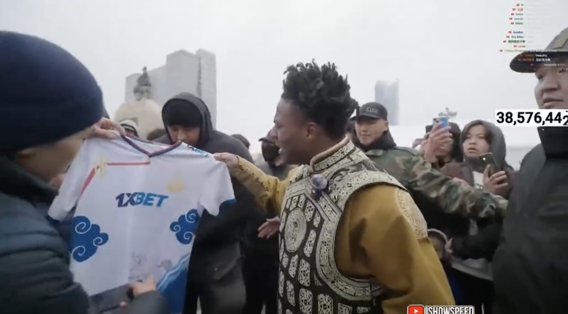 iShowSpeed 1xBet логотой The MongolZ багийн футболк өмслөө