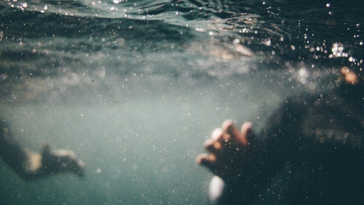 Хоёр залуу усанд живжээ