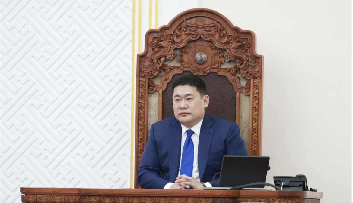 Л.Оюун-Эрдэнэд