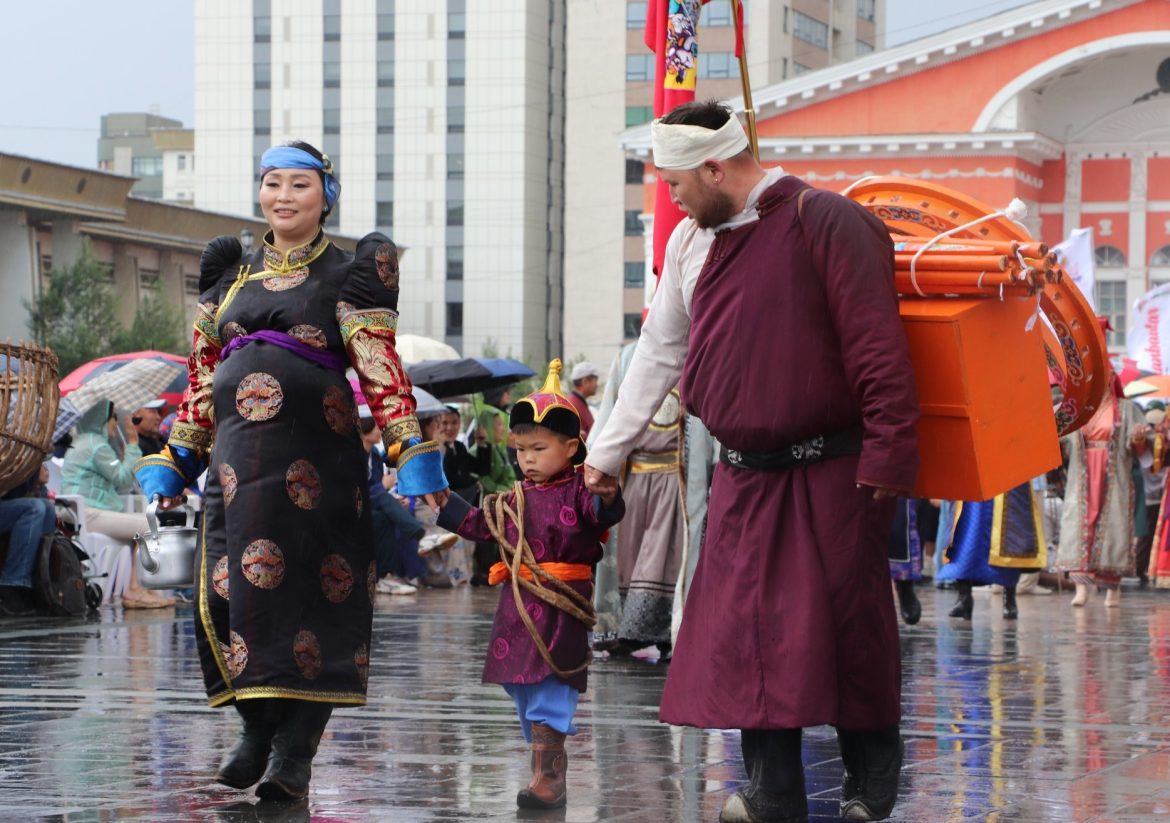 Төв талбайд “Дээлтэй Монгол” наадам эхэллээ