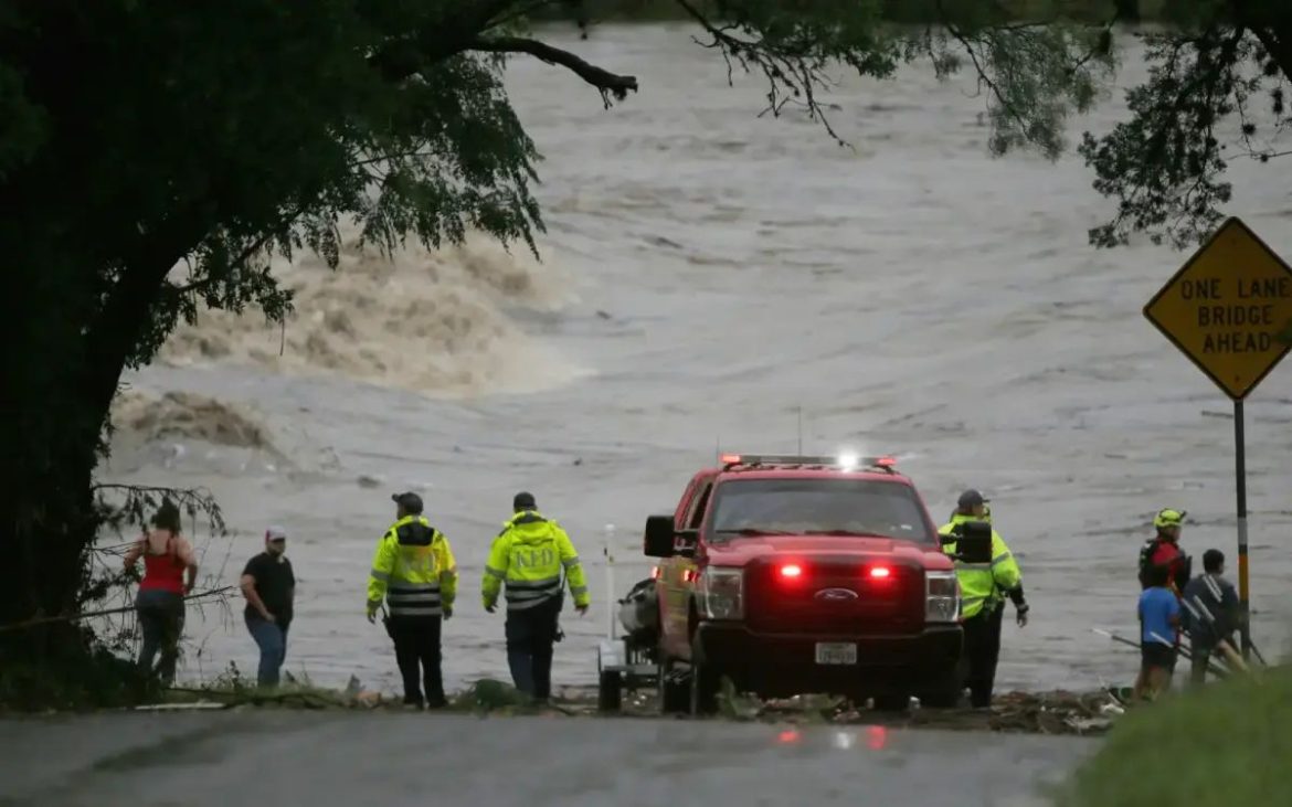 Техаст болсон гэнэтийн үерт 78 хүн амиа алдаж, 41 хүн сураггүй байна