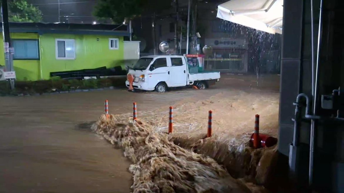 Өмнөд Солонгост “зуун жилд ганц тохиох” аадарын улмаас дөрвөн хүн амиа алдав