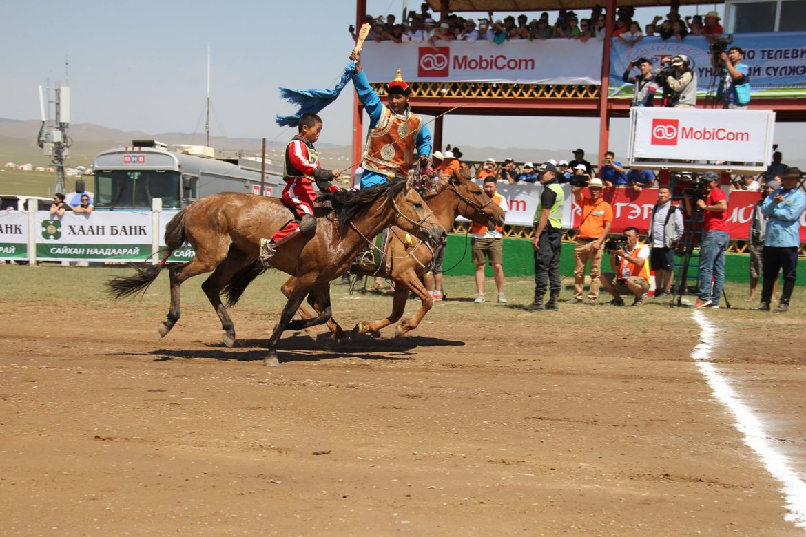 Түрүү магнайд хурдалсан хүрэн халзан азарга: Баянхонгорын Бууцагааны И.Золбоогийн морь наадамд гайхагдав