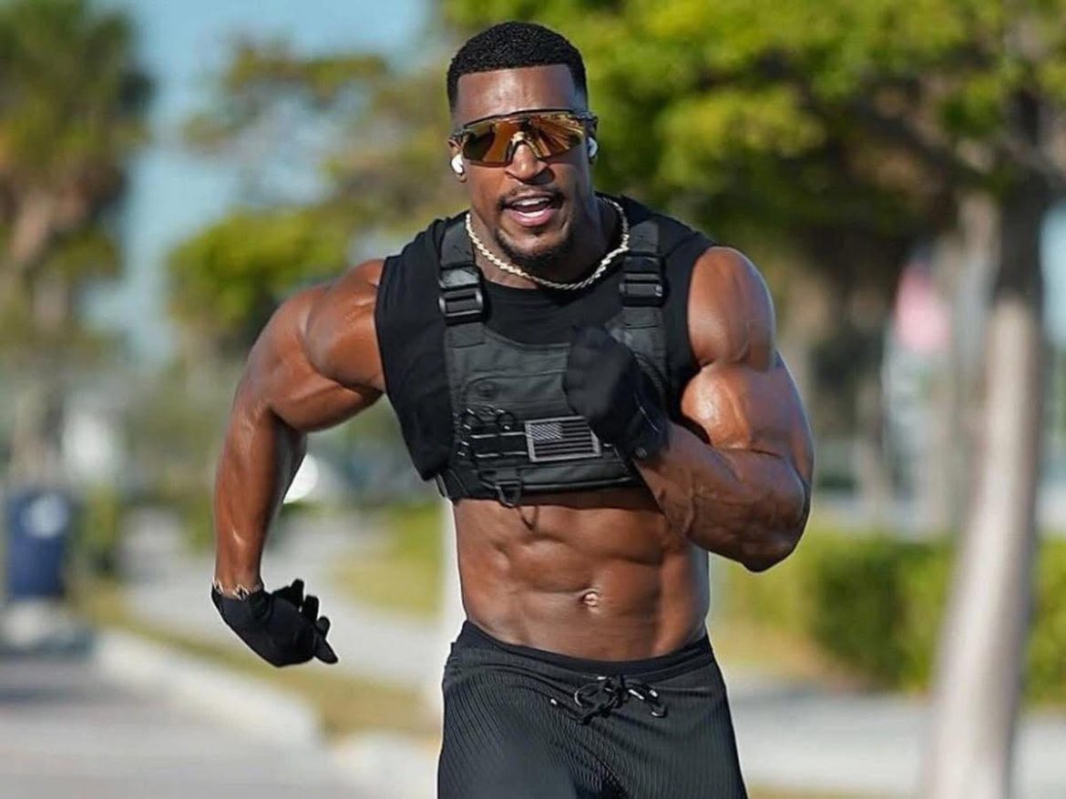 18 сая дагагчтай инфльюнсер Аштон Халл Монголд ирлээ