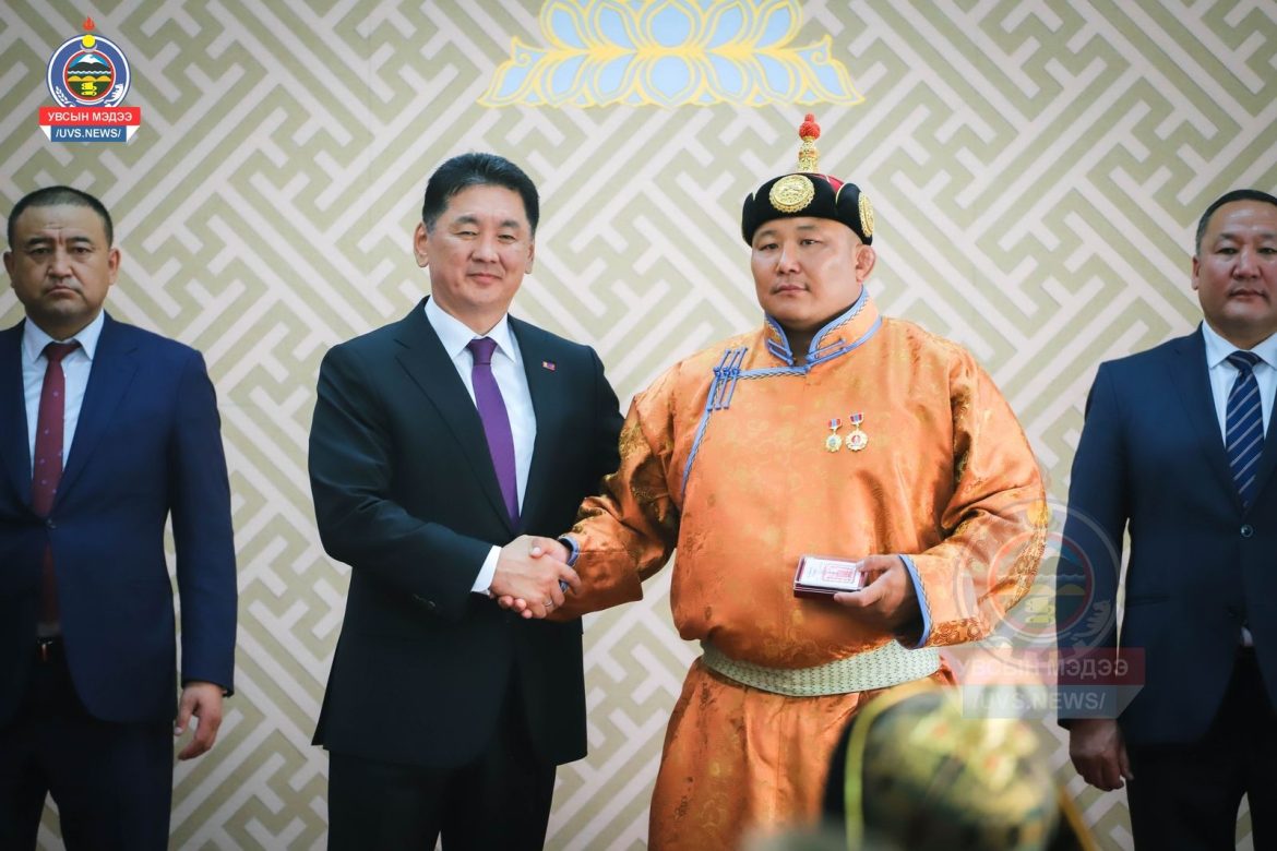 Дархан аварга Н.Батсуурь гавьяат тамирчин цол хүртлээ