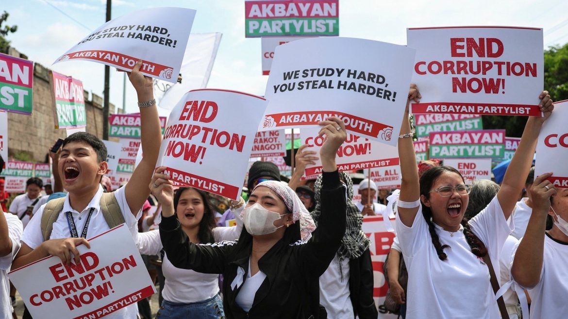 Филиппинд авлигын эсрэг 50 мянга гаруй хүн оролцсон томоохон жагсаал болов