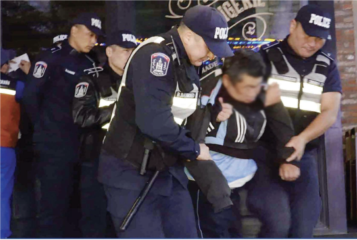 Улаанбаатарт шөнийн амьдрал: Залуусын архидалт ба цагдаагийн эргүүл