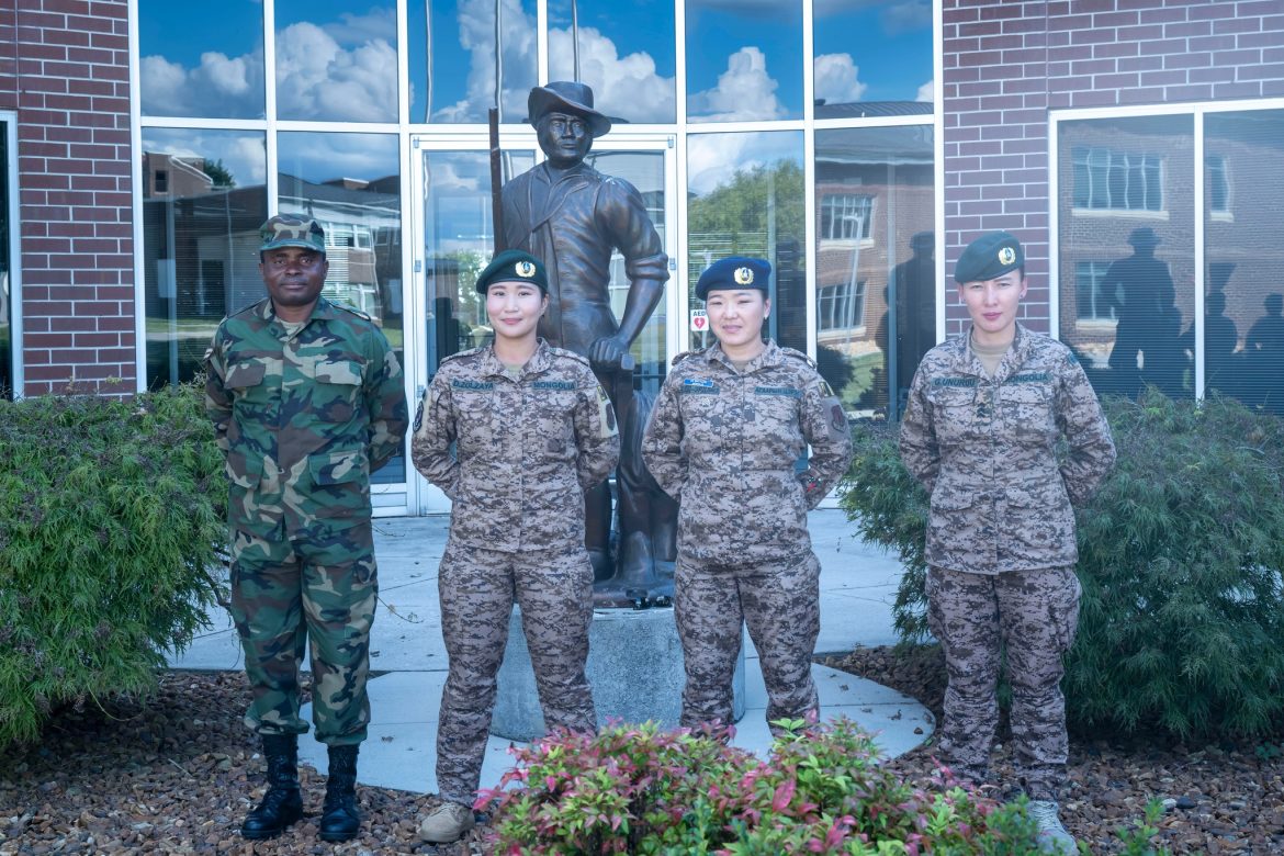 Эмэгтэй цэргийн алба хаагчид АНУ-д мэргэжил дээшлүүллээ