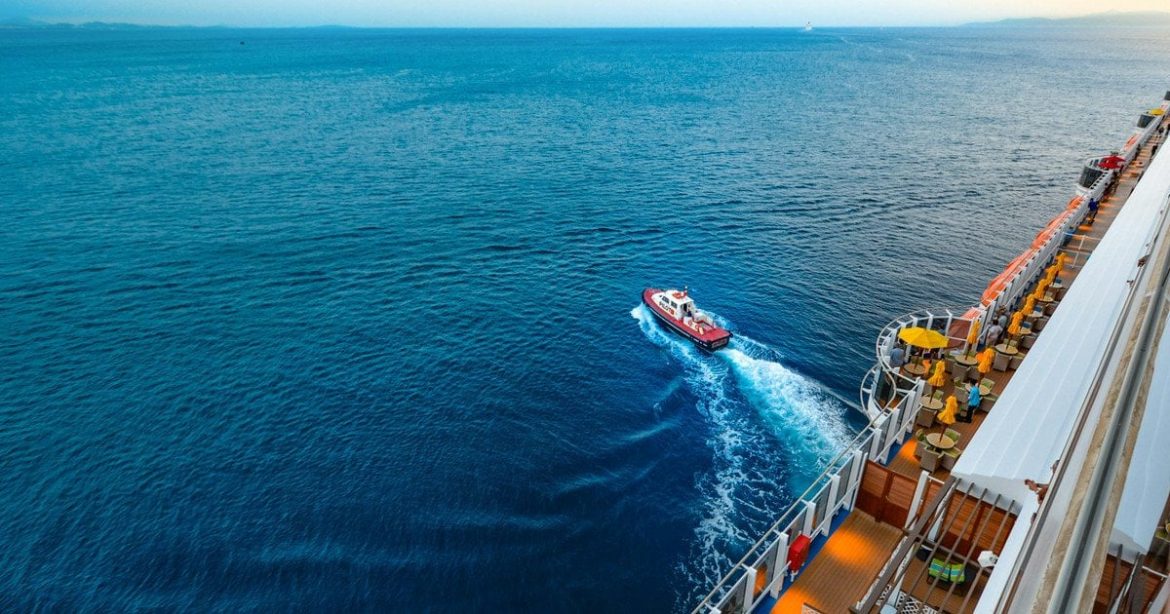 Хөгшин эмэгтэйг аялалын хөлөг онгоц эзгүй арал дээр орхижээ Хөгшин эмэгтэйг аялалын хөлөг онгоц эзгүй арал дээр орхижээ