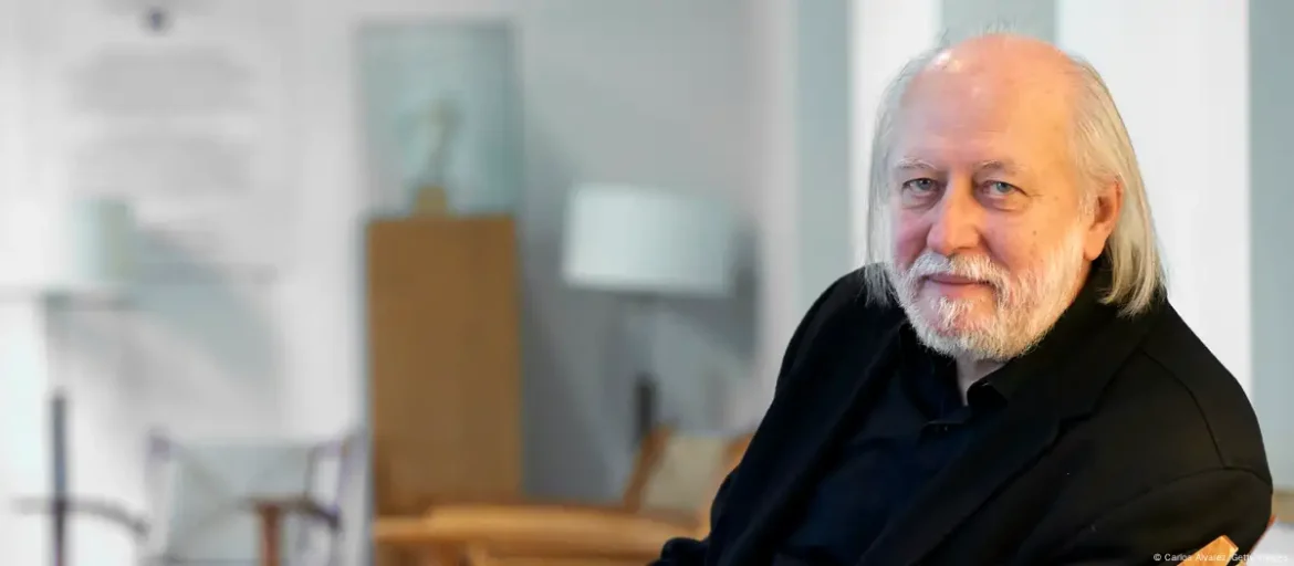 Унгарын зохиолч Ласло Краснахоркай Нобелийн шагнал хүртлээ