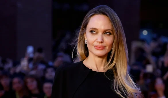 Анджелина Джоли