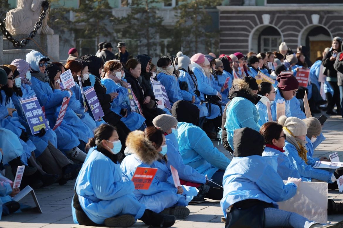 Эмч нар ажил хаяна