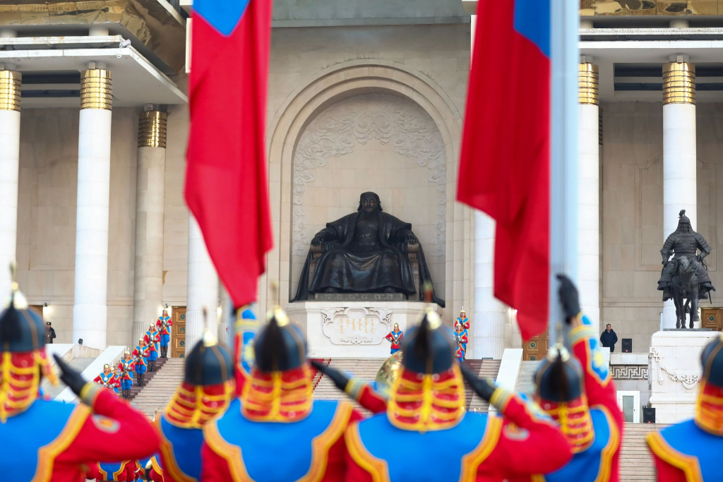 Чингис хааны өдрөөр төрийн далбаа мандуулж, их цагаан тугийг цэнгүүллээ 6 Чингис хааны өдрөөр төрийн далбаа мандуулж, их цагаан тугийг цэнгүүллээ