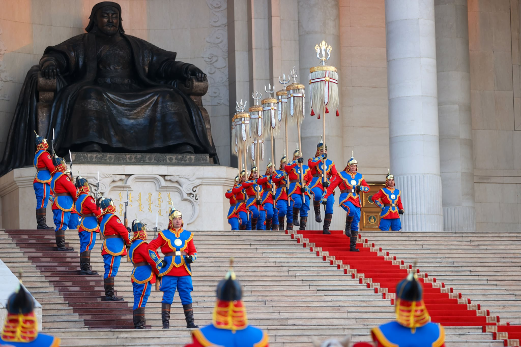 Чингис хааны өдрөөр төрийн далбаа мандуулж, их цагаан тугийг цэнгүүллээ 7 Чингис хааны өдрөөр төрийн далбаа мандуулж, их цагаан тугийг цэнгүүллээ