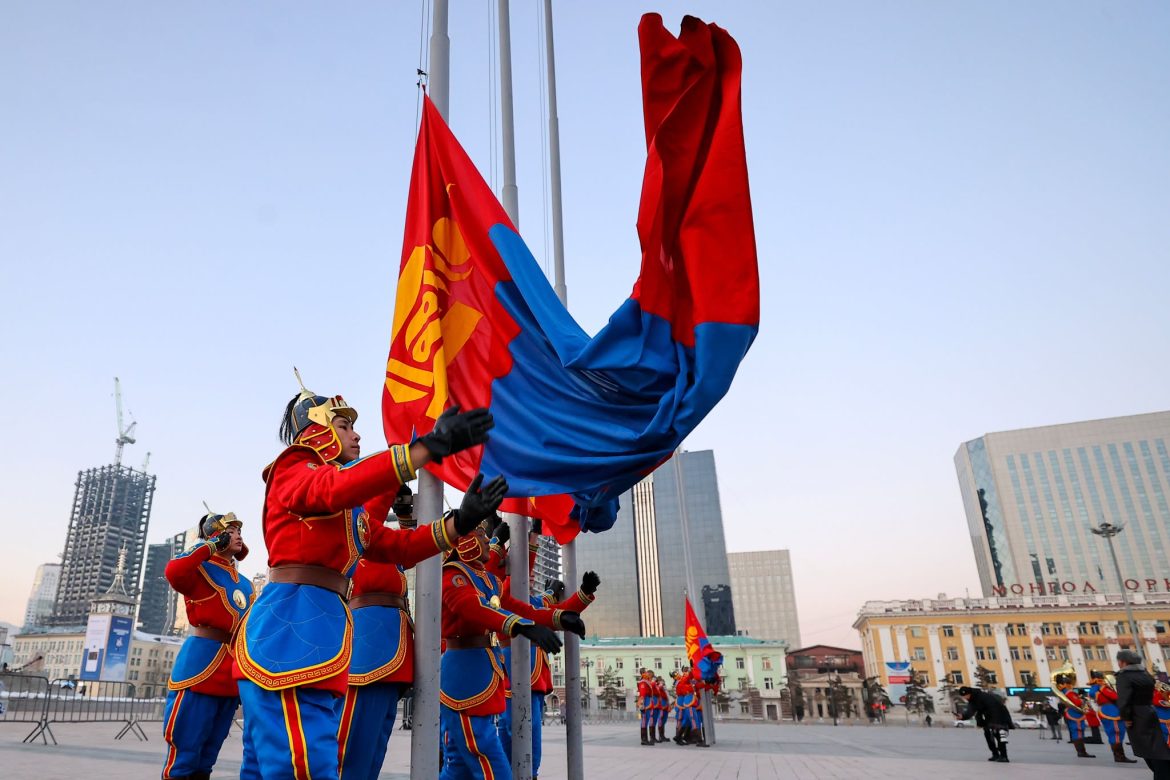 Төрийн далбааг мандуулж, Их цагаан тугийг цэнгүүллээ