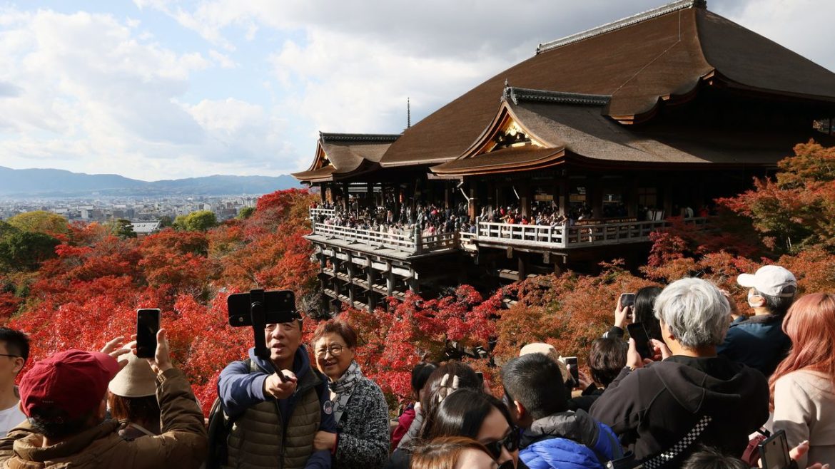 Хятадуудыг Япон руу аялахгүй байхыг зөвлөсөн ч статистик өөрөөр гарав