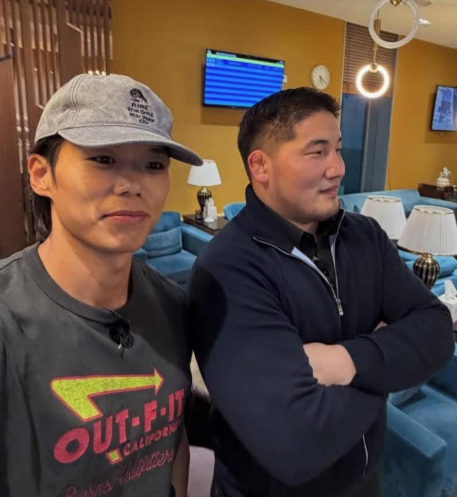 Монголд: Ким Дун Хён, Амотти нар Лхагва-Очирын гэрт зочилж, үндэсний соёлтой танилцана