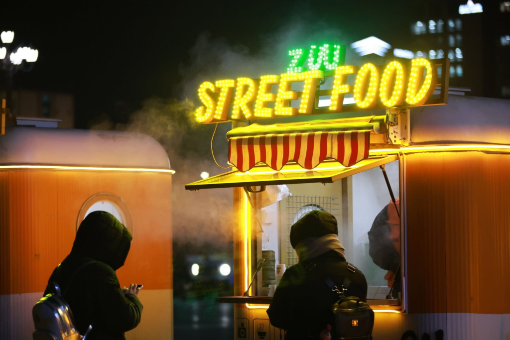 Сүхбаатарын талбайд баярын уур амьсгал орж, "Крисмасс маркет" нээгдлээ 7 Крисмасс маркет