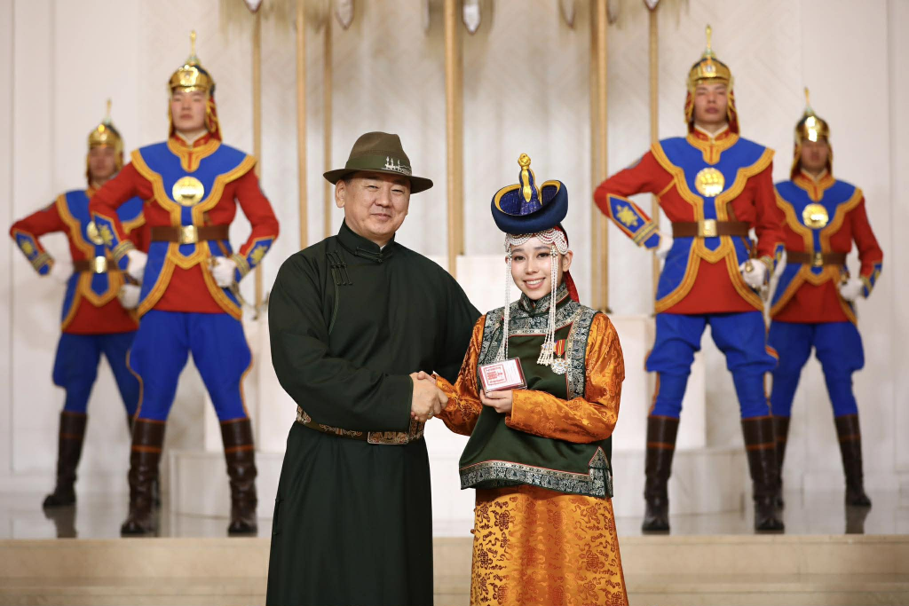 Ерөнхийлөгч У.Хүрэлсүх салбартаа манлайлсан эрхмүүдийг шагналаа 6 Ерөнхийлөгч У.Хүрэлсүх салбартаа манлайлсан эрхмүүдийг шагналаа