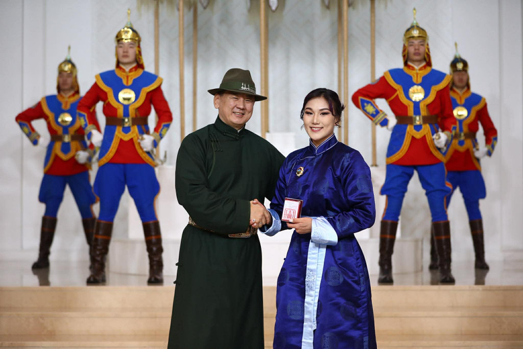 Ерөнхийлөгч У.Хүрэлсүх салбартаа манлайлсан эрхмүүдийг шагналаа 7 Ерөнхийлөгч У.Хүрэлсүх салбартаа манлайлсан эрхмүүдийг шагналаа