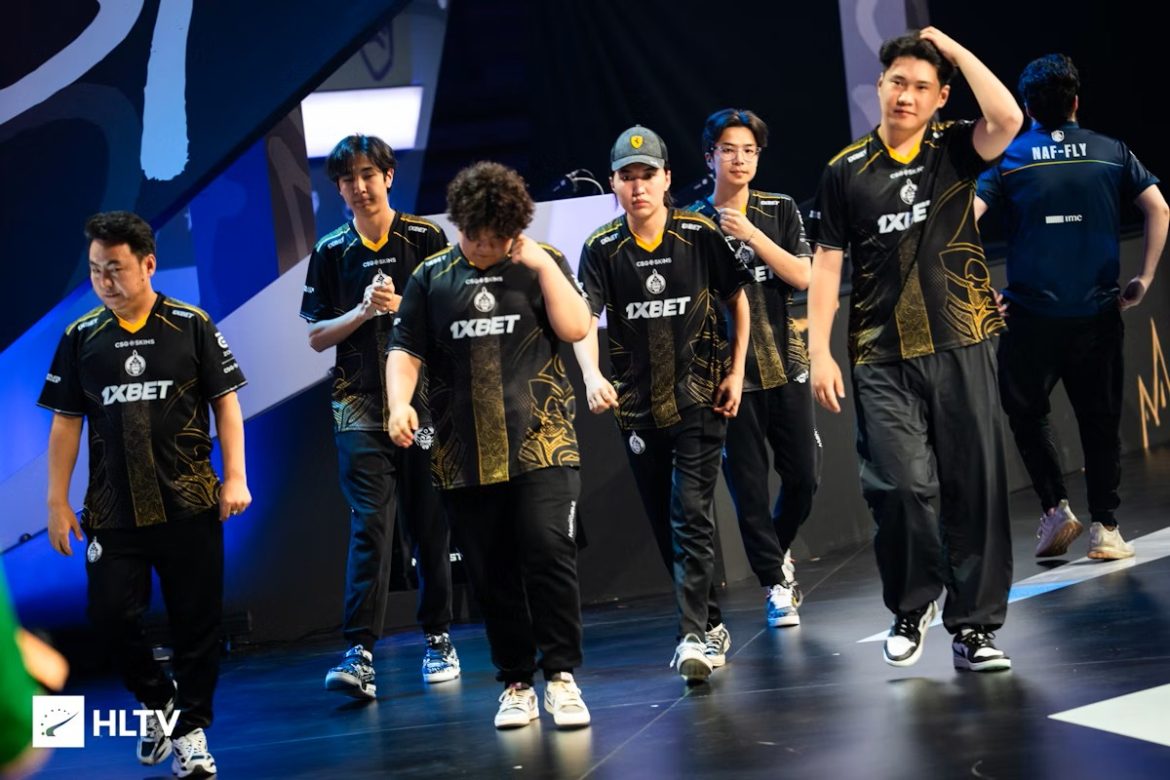 The MongolZ багийн тоглогчид тайзан дээр алхаж буй мөч, 1xBet Монголоос дэмжлэгтэй CS2 баг