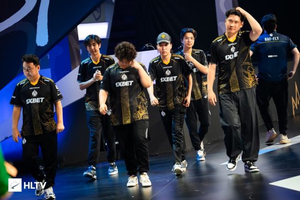 The MongolZ багийн тоглогчид тайзан дээр алхаж буй мөч, 1xBet Монголоос дэмжлэгтэй CS2 баг