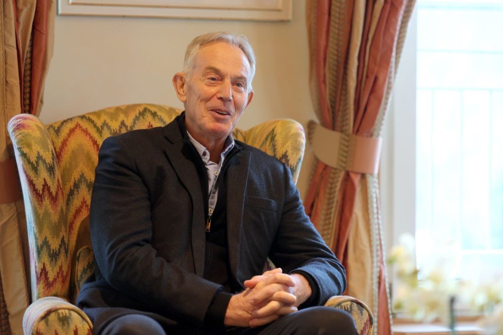 Ерөнхий сайд Г.Занданшатар Тони Блэйртэй уулзаж, Монгол Улсад айлчлахыг урилаа 6 Г.Занданшатар Тони Блэйрийг Монголын эдийн засгийн форумд урилаа