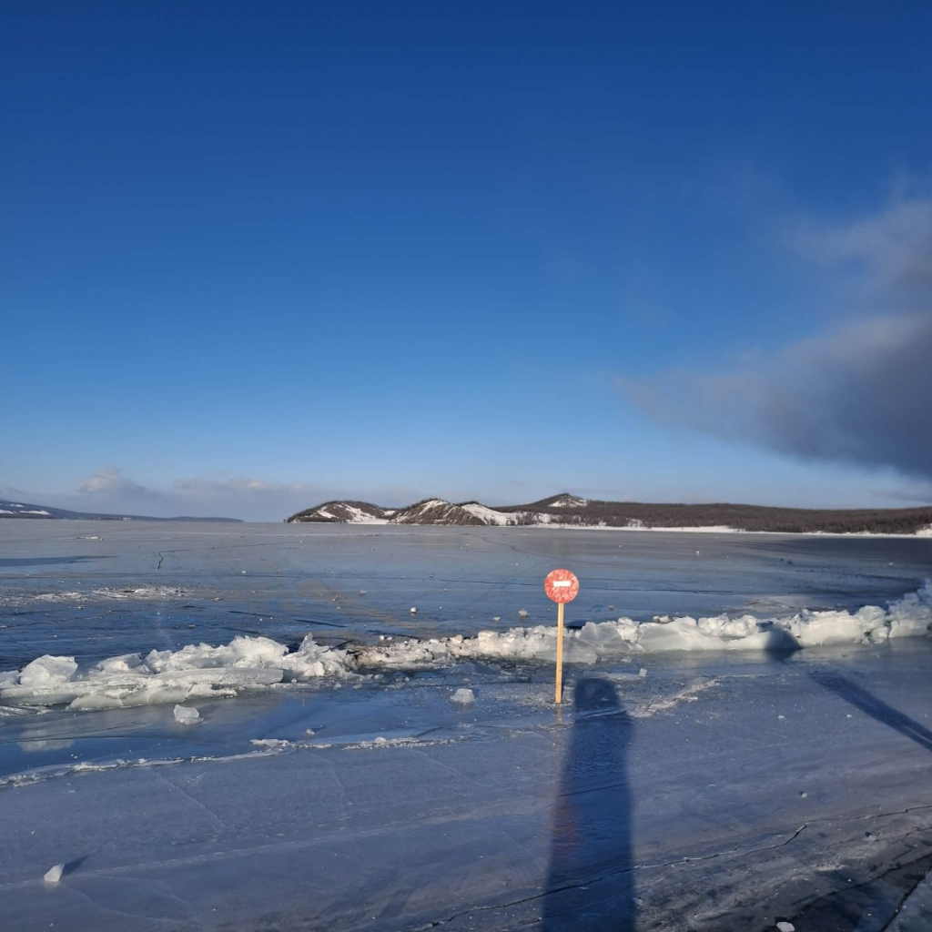 Хөвсгөл нуурын мөсөнд цөмөрсөн суудлын автомашиныг татан гаргав 6 Хөвсгөл нуурын мөсөнд цөмөрсөн суудлын автомашиныг татан гаргав