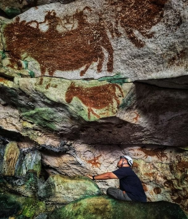 Дэлхийн хамгийн эртний урлаг: Агуйгаас 68 мянган жилийн настай зураг олдов 7 Дэлхийн хамгийн эртний хадны зураг: Индонезоос 68,000 жилийн настай олдвор илрүүллээ