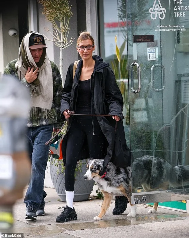 Дэлхийн хамгийн үзэсгэлэнтэй эмэгтэй каннабисын дэлгүүрийн гадна харагджээ 6 Дэлхийн хамгийн үзэсгэлэнтэй эмэгтэй каннабисын дэлгүүрийн гадна харагджээ