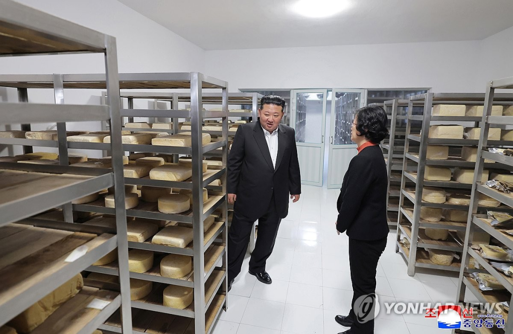 Хойд Солонгосын "үлгэрийн" тосгон: Ким Жон Ун шинэ фермийн нээлтэд оролцлоо 8 Ким Жон Ун шинэ фермийн нээлтэд оролцлоо