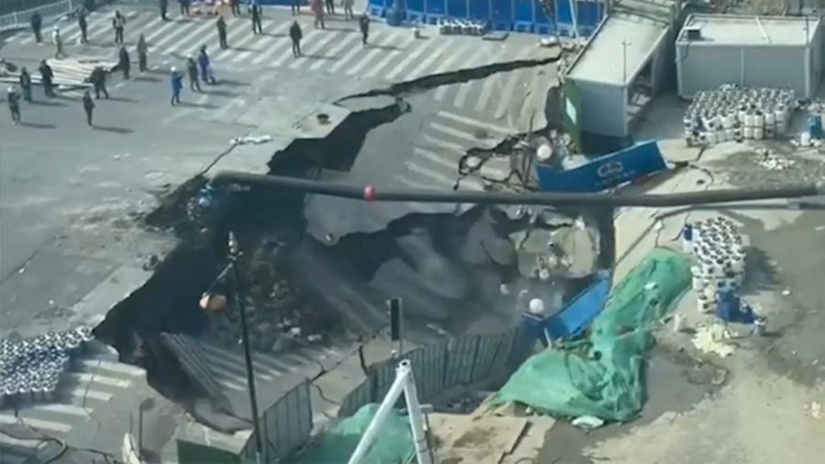 Шанхайд барилгын ажлын үеэр зам доош сууж, томоохон нүх үүслээ