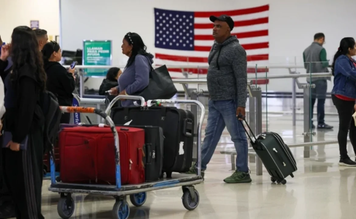 Зууны дараа анх удаа АНУ-аас гарч буй иргэдийн тоо ирж буй цагаачдаас давлаа