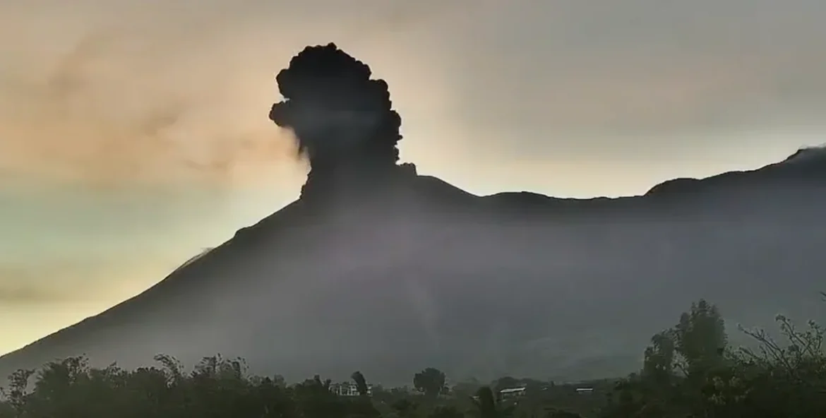 Филиппинд Канлаон галт уул дэлбэрч, 5 км өндөр үнсэн багана бослоо — ВИДЕО