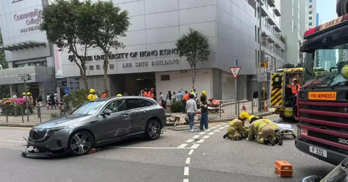 Гонконгод автомашин явган хүний зам руу орж, есөн хүн гэмтлээ