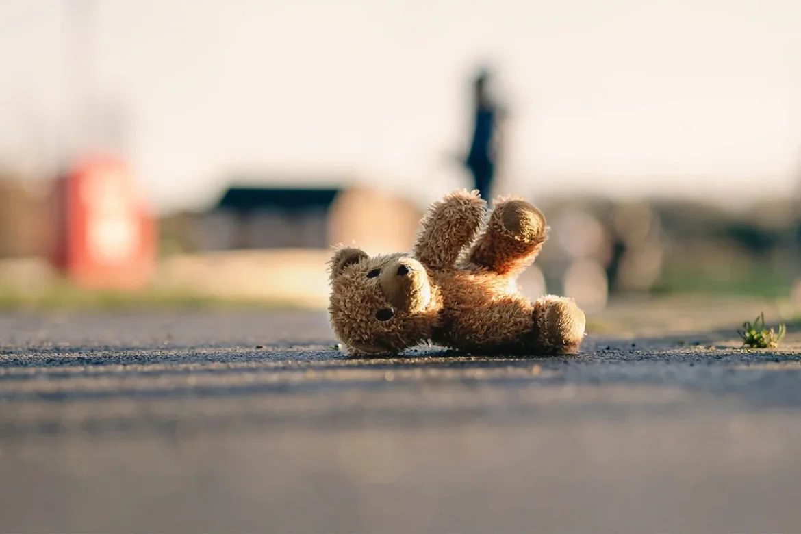 Хүүхэд барьцаалж уучлалт гуйлгасан эмэгтэй шийтгүүлнэ