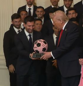 Месси Трампт гарын үсэгтэй бөмбөгөө бэлэглэж, Цагаан ордонд зочлов 6 Месси Трампт гарын үсэгтэй бөмбөгөө бэлэглэж, Цагаан ордонд зочлов