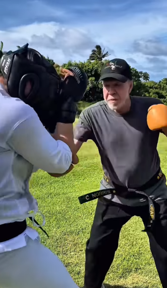 Чак Норрис 86 насны төрсөн өдрөө тэмдэглэж байна: Тулаант киноны домог гадаа бэлтгэл хийж буйгаа харууллаа 6 Чак Норрис 86 насны төрсөн өдрөө тэмдэглэж байна: Тулаант киноны домог гадаа бэлтгэл хийж буйгаа харууллаа