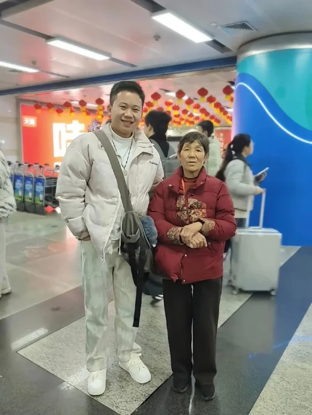 Хадам ээжийгээ анхны нислэгт нь бэлтгэсэн Хятад эр: Чемодан дээрх QR код ба тусламжийн хүсэлт 7 Хадам ээжийгээ анхны нислэгт нь бэлтгэсэн Хятад эр: Чемодан дээрх QR код ба тусламжийн хүсэлт