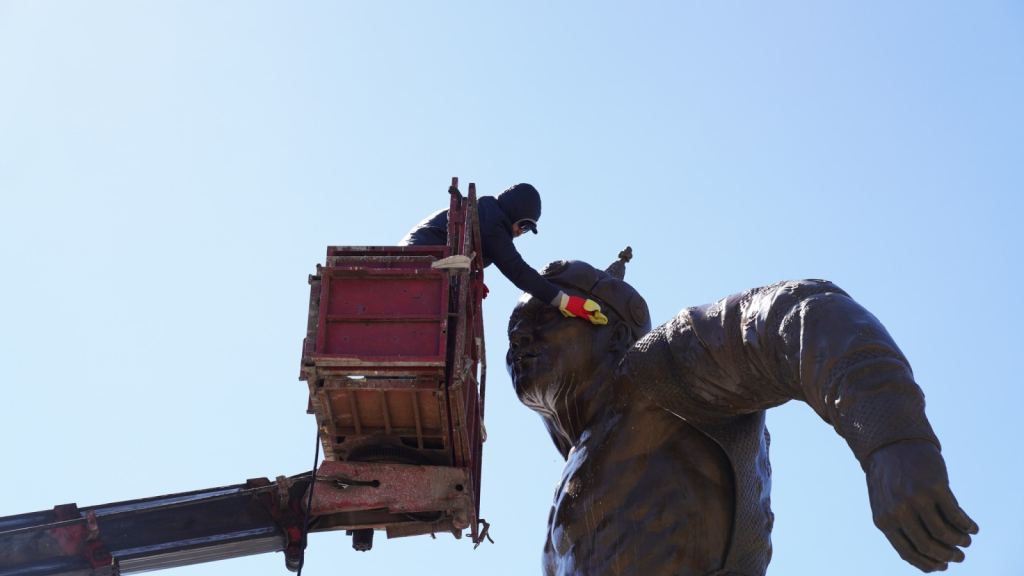 Дархан аваргын хөшөөг сэргээн цэвэрлэлээ 6 Дархан аваргын хөшөөг сэргээн цэвэрлэлээ