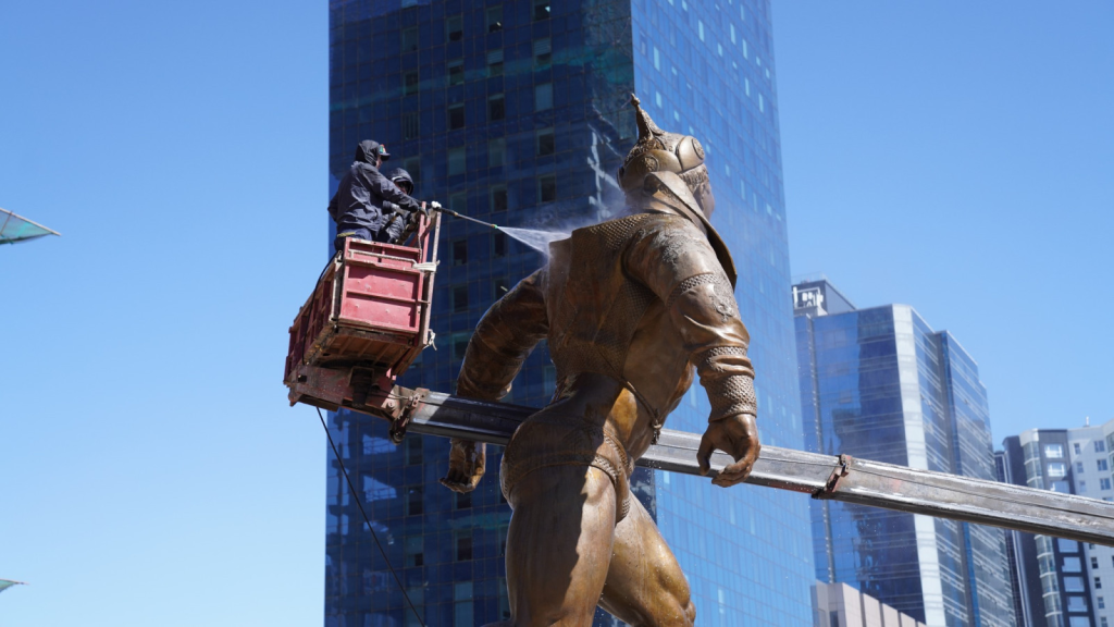 Дархан аваргын хөшөөг сэргээн цэвэрлэлээ 7 Дархан аваргын хөшөөг сэргээн цэвэрлэлээ