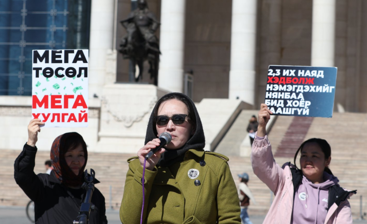 Төв талбайд Туулын хурдны замын эсрэг гарын үсэг цуглуулж байна