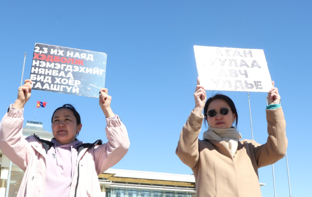 Төв талбайд цугласан иргэд Туулын хурдны замын төслийг эсэргүүцэж байна 7 Төв талбайд цугласан иргэд Туулын хурдны замын төслийг эсэргүүцэж байна