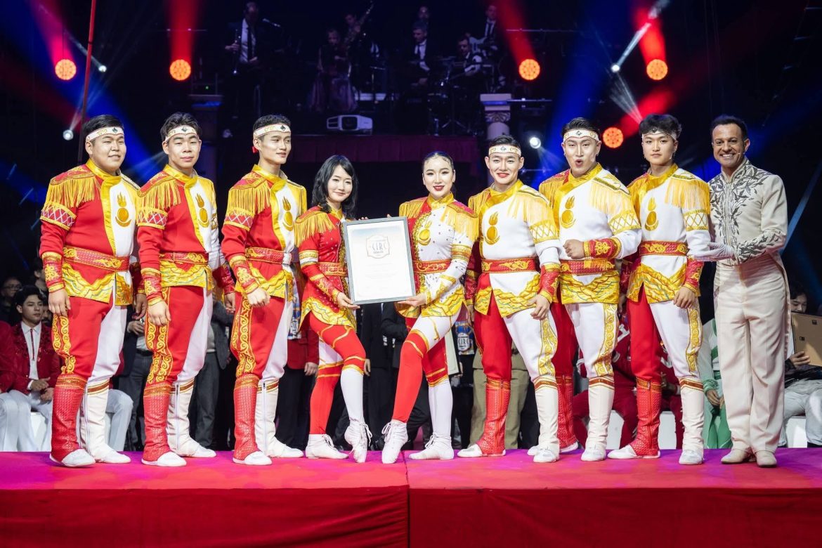 Манай циркчид Испанийн наадмаас мөнгөн цом хүртжээ