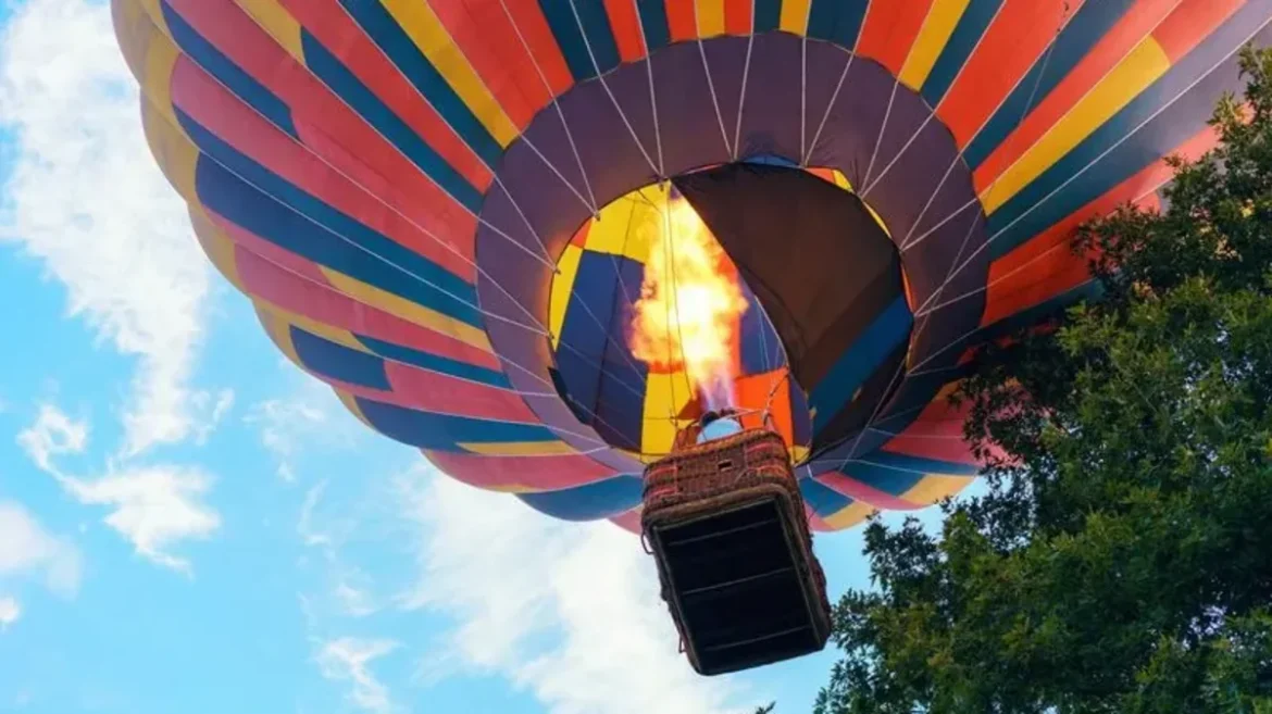 Мексикт агаарын бөмбөлөг осолдож, Британийн жуулчид бэртлээ