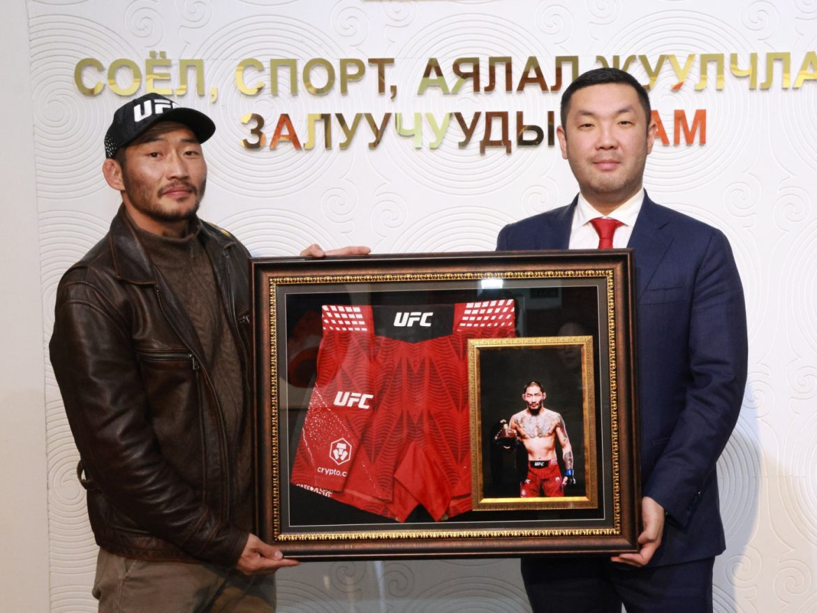 Мэргэжлийн холимог тулаанч Т.Нямжаргалыг ССАЖЗЯ-ны дэд сайд Г.Дашням хүлээн авч уулзлаа