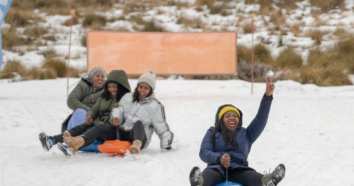 Сахарын цөлд ховор тохиох цас орж, элсэн манхнууд цайрчээ